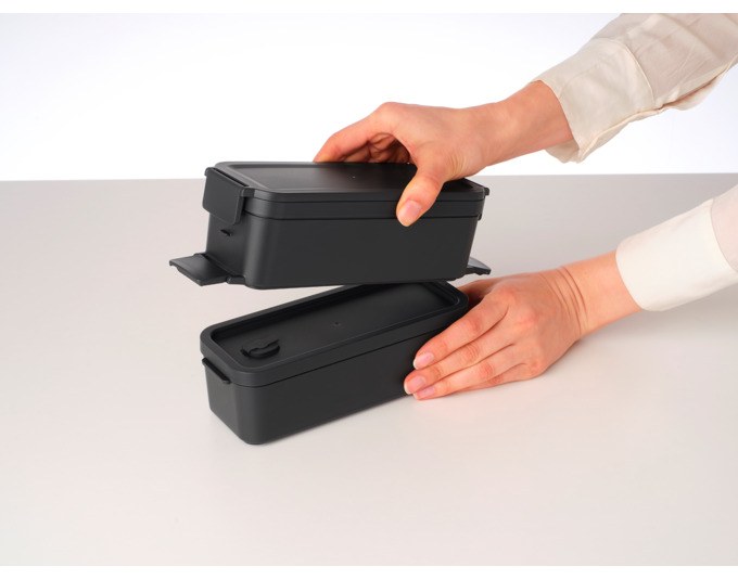 BRABANTIA Lunchbox Make&Take lang in Dark Grey, rechteckige Form mit Deckel und Clips, Bento-Aufteilung mit Trennwand sichtbar.