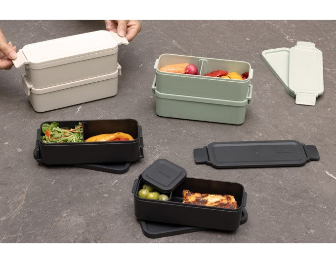 Beige-weisse Lunchbox aus Kunststoff mit Bento-Design, flexibler Trennwand, separatem Behälter und Clip-Deckel von BRABANTIA.