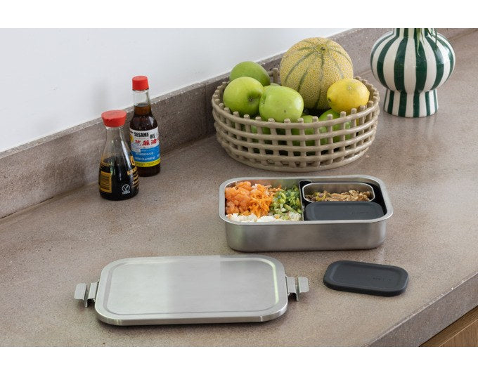 Silberne Edelstahl-Lunchbox von BRABANTIA im Bento-Design mit herausnehmbarer Trennwand und zwei separaten Fächern für Snacks.