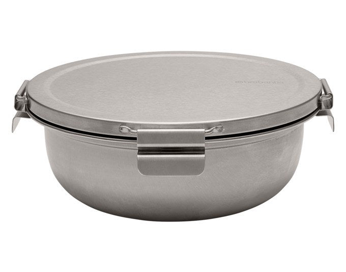 Runde Edelstahl-Lunchschüssel in matt steel mit herausnehmbarem Einsatz, separatem Dressingbehälter und auslaufsicherem Deckel, 1.3 l Volumen.