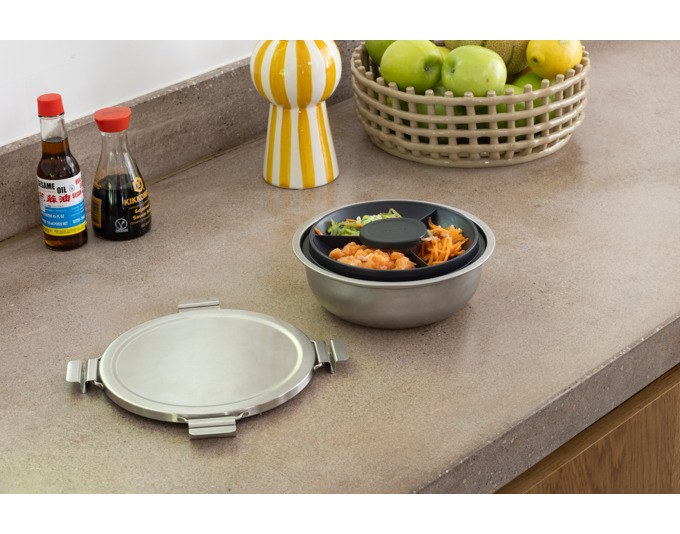 Runde Edelstahl-Lunchschüssel in matt steel mit herausnehmbarem Einsatz, separatem Dressingbehälter und auslaufsicherem Deckel, 1.3 l Volumen.