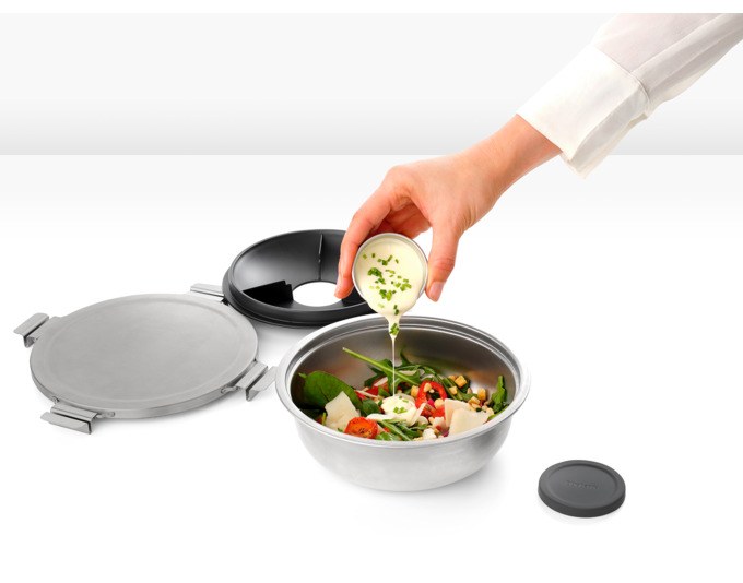 Runde Edelstahl-Lunchschüssel in matt steel mit herausnehmbarem Einsatz, separatem Dressingbehälter und auslaufsicherem Deckel, 1.3 l Volumen.