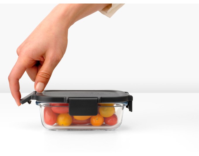 Transparenter Vorratsbehälter aus Glas mit dunkelgrauem Deckel und Klickverschluss, kompakte rechteckige Form, Modell Make&Take von BRABANTIA.