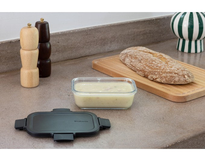 BRABANTIA Vorratsbehälter Make&Take aus klarem Glas mit dunkelgrauem Deckel und Klickverschluss, quaderförmig, Volumen 1 Liter.