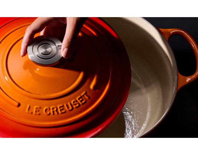 Runder Bräter LE Creuset Signature Crucible in Ofenrot aus emailliertem Gusseisen mit Deckel
