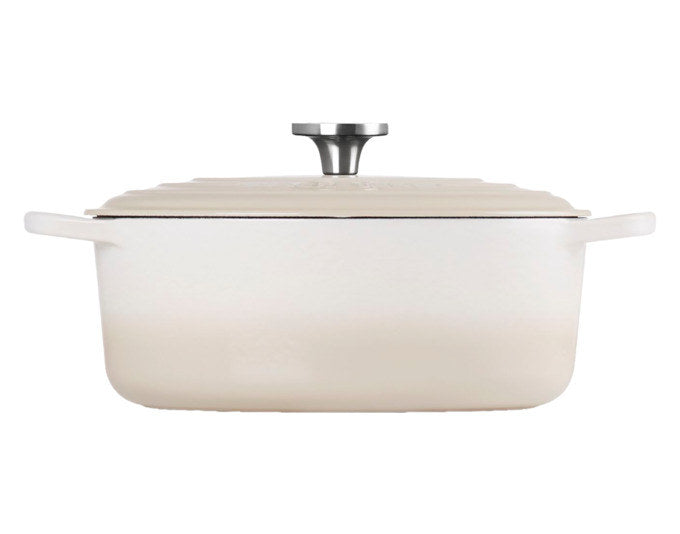 Ovaler Bräter Signature in Meringue-Weiss aus emailliertem Gusseisen mit Deckel und Griffen