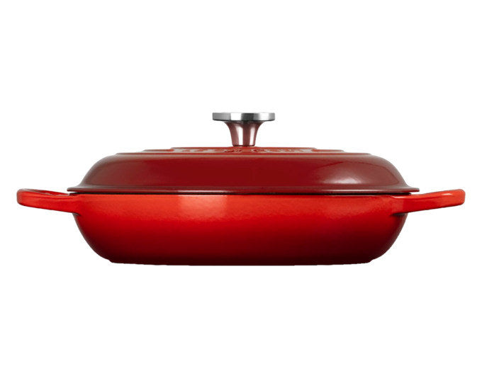 Kirschroter Gourmet-Profitopf Signature aus emailliertem Gusseisen mit Deckel, breite flache Form