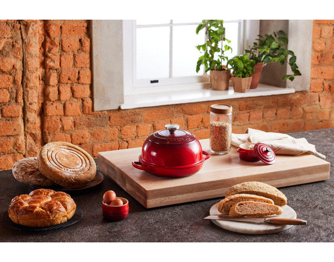 Kirschroter Brot Bräter Signature von LE Creuset, emailliertes Gusseisen, gewölbte Haube