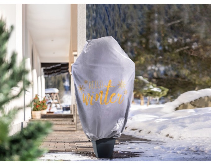 Graue Vlieshaube aus Polypropylenvlies mit Hello-Winter-Motiv, Zugkordel und Kordelstopper zum Schutz von Pflanzen im Garten.