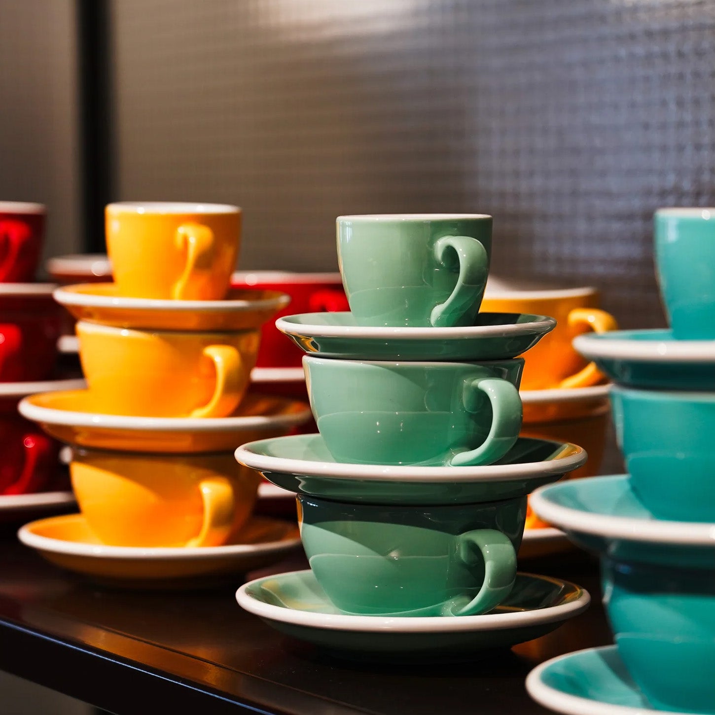 Egg Cappuccino Tasse 250ml in Blaugrün präsentiert im Onlineshop von KAQTU Design AG. Kaffeetassen ist von Loveramics