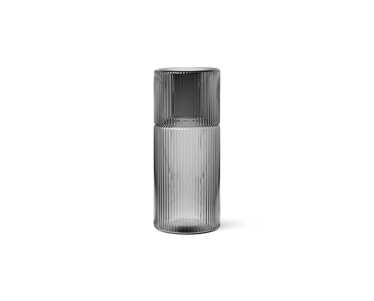 Ripple Karaffeset klein in Rauchgrau präsentiert im Onlineshop von KAQTU Design AG. Karaffe ist von Ferm Living