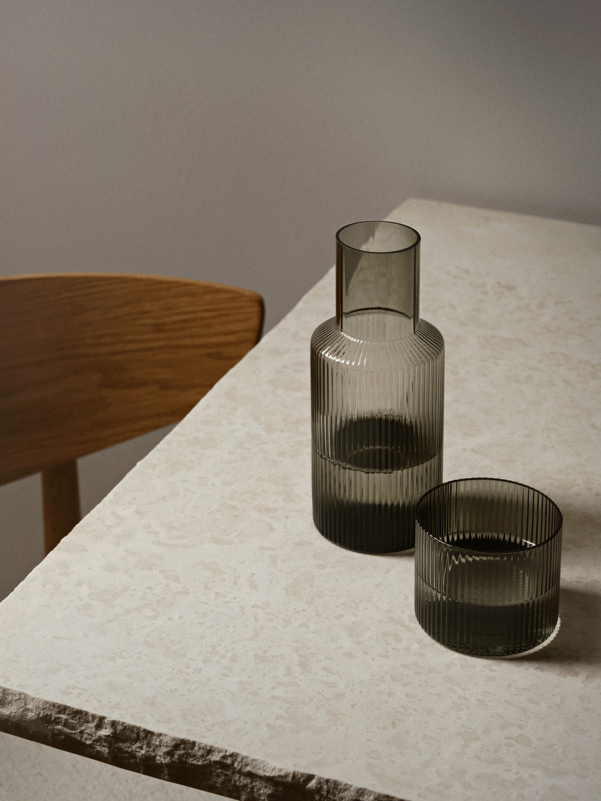 Ripple Karaffeset klein in Rauchgrau präsentiert im Onlineshop von KAQTU Design AG. Karaffe ist von Ferm Living