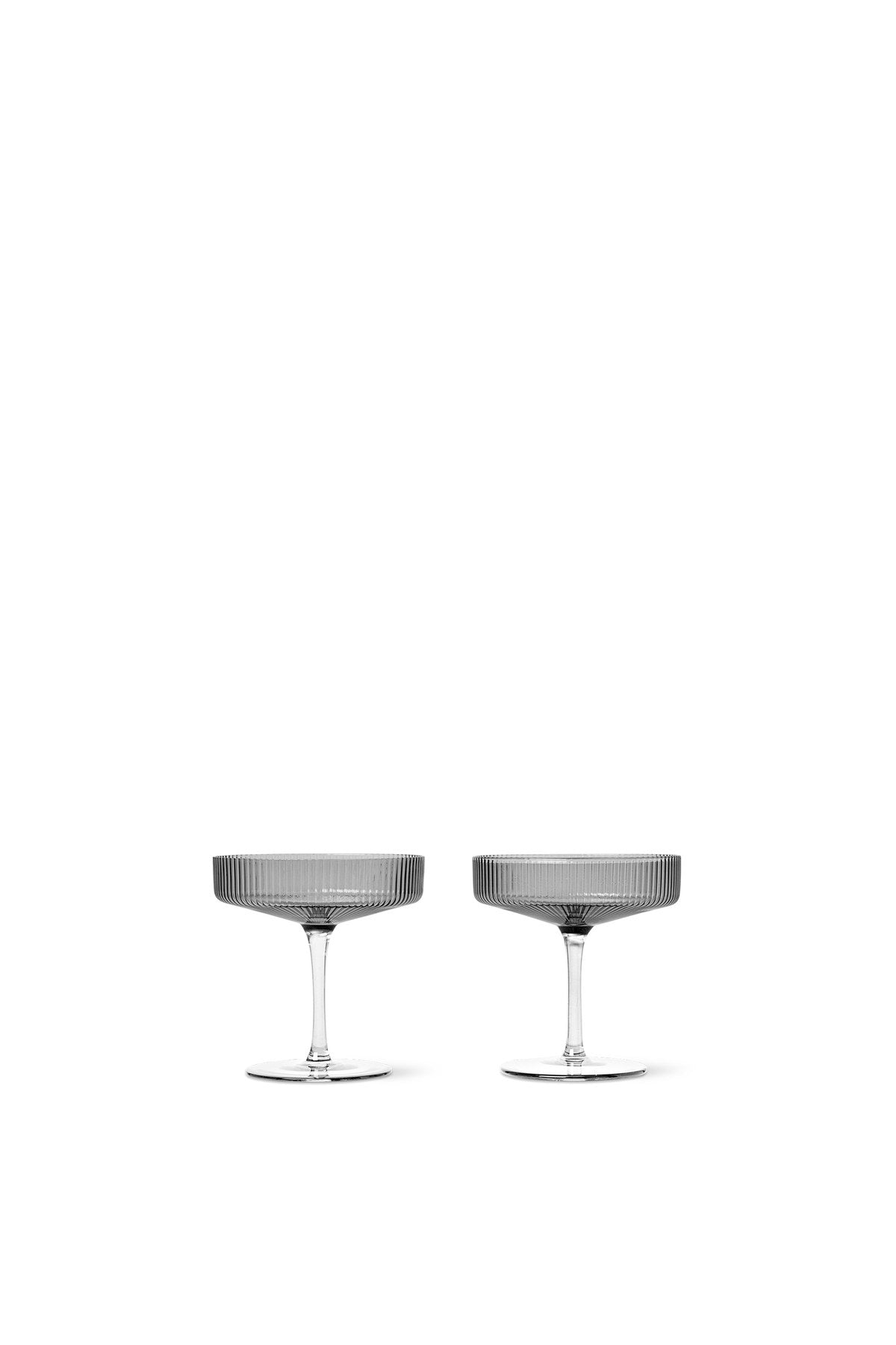 Zwei mundgeblasene Champagner-Untertassen der Ripple-Serie in Blush mit geriffelter Oberfläche und geometrischer Form, Glas.