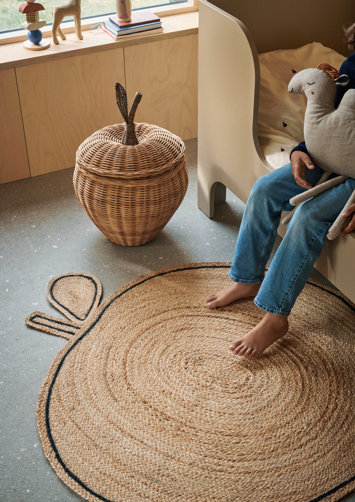 Grosser geflochtener Aufbewahrungskorb aus Rattan in Naturfarbe mit Apfelform und seitlichen Griffen, Durchmesser 55 cm, Höhe 70 cm.