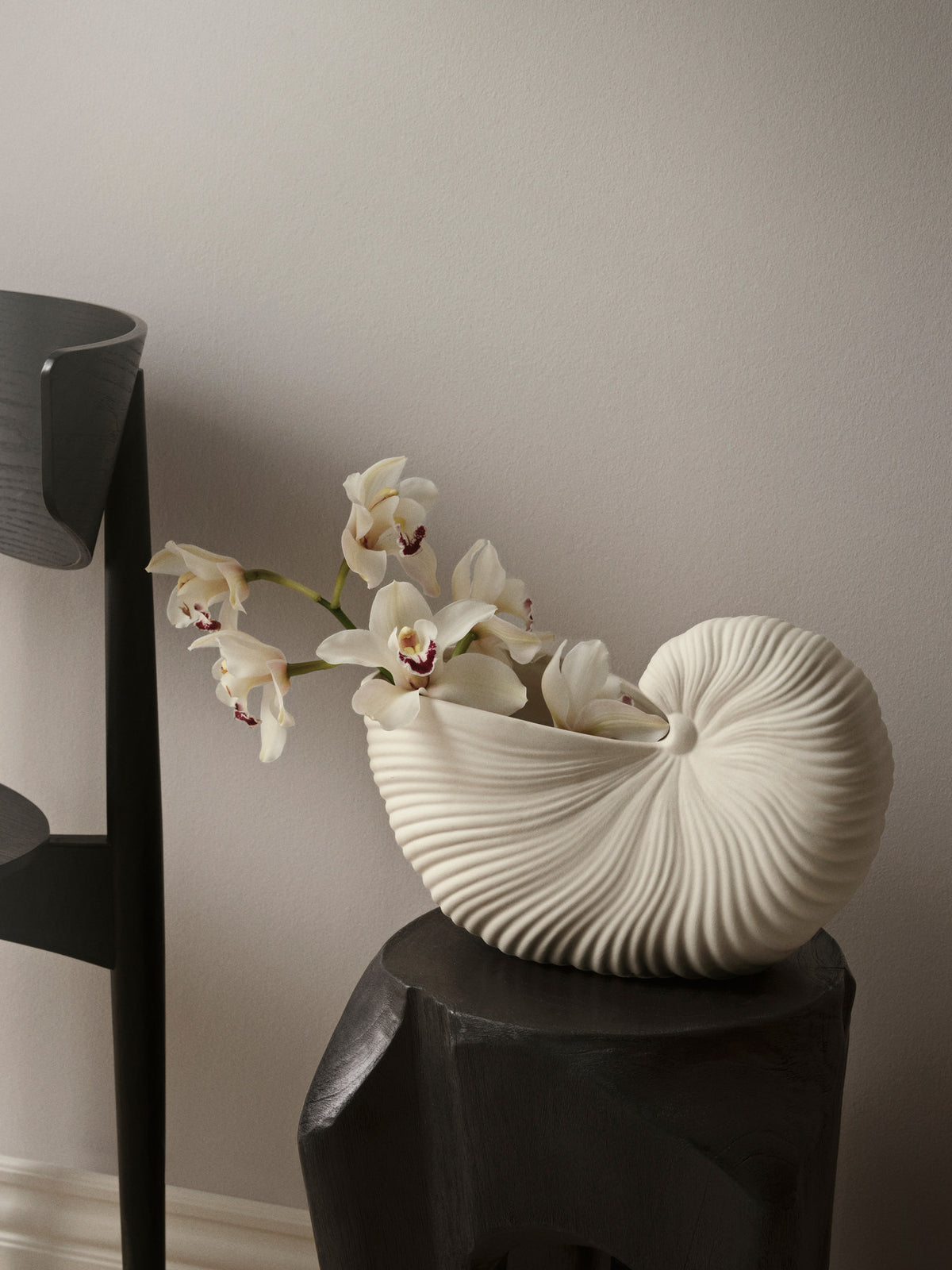 Blumentopf Shell in Cremeweiss präsentiert im Onlineshop von KAQTU Design AG. Blumentopf ist von Ferm Living