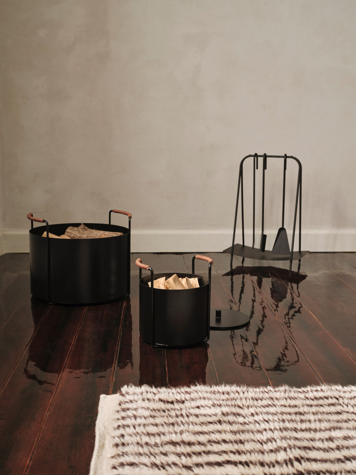 Kamingarnitur in Schwarz präsentiert im Onlineshop von KAQTU Design AG. Kaminzubehör ist von Ferm Living