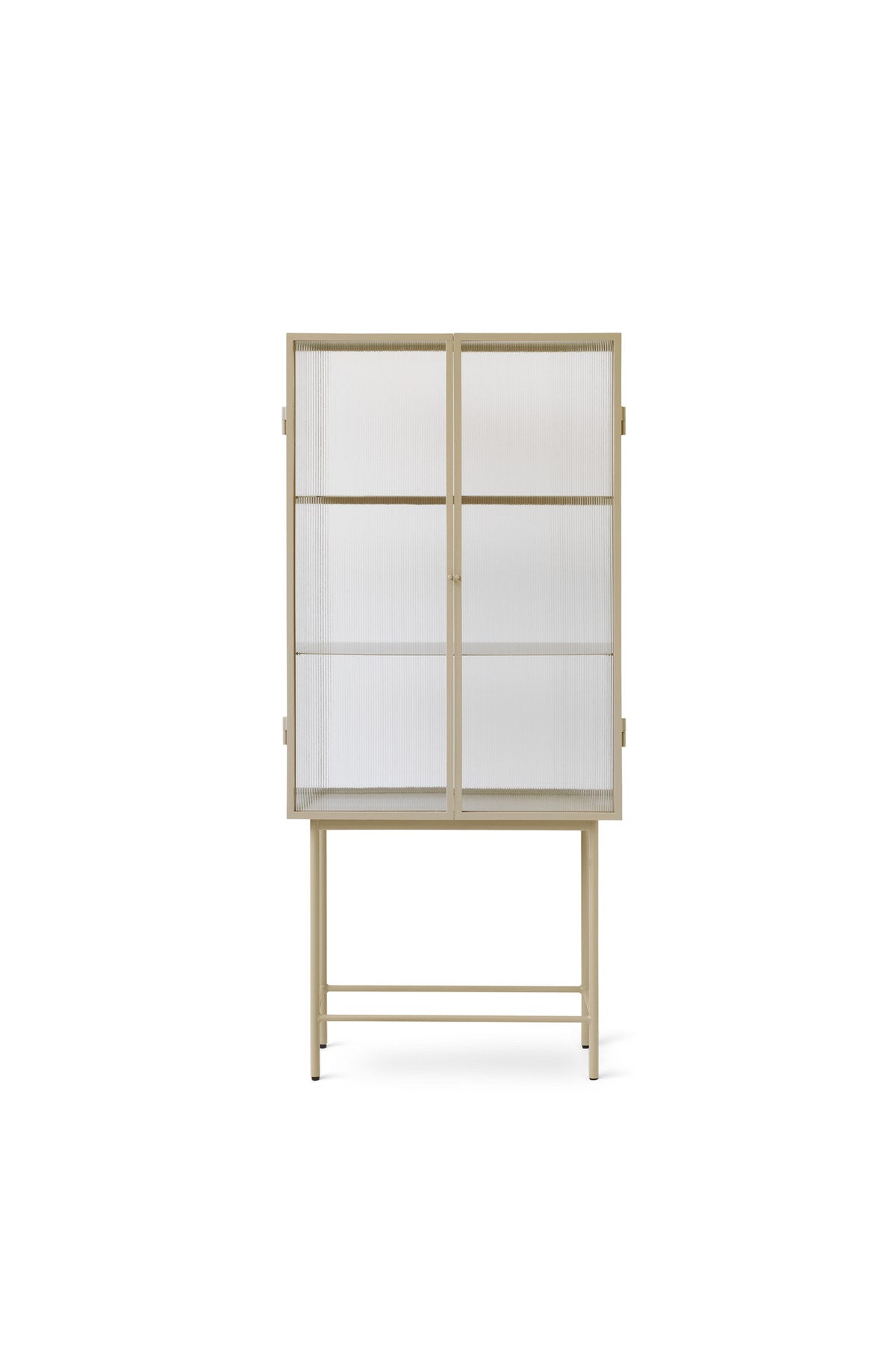 Haze Vitrine, Geriffeltes Glas in Kaschmir präsentiert im Onlineshop von KAQTU Design AG. Vitrine ist von Ferm Living