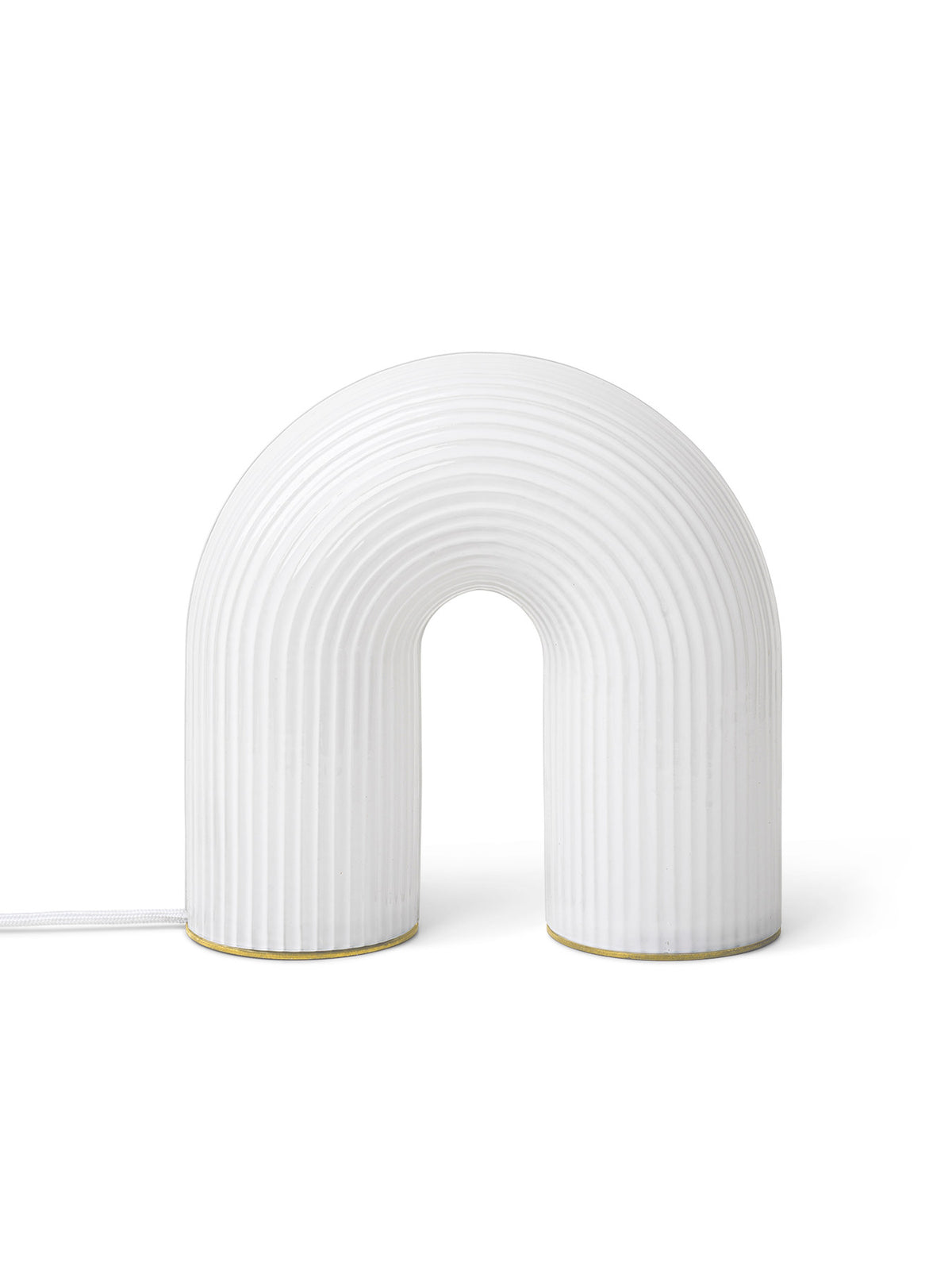 Vuelta Tischlampe in Weiss präsentiert im Onlineshop von KAQTU Design AG. Tischleuchte ist von Ferm Living