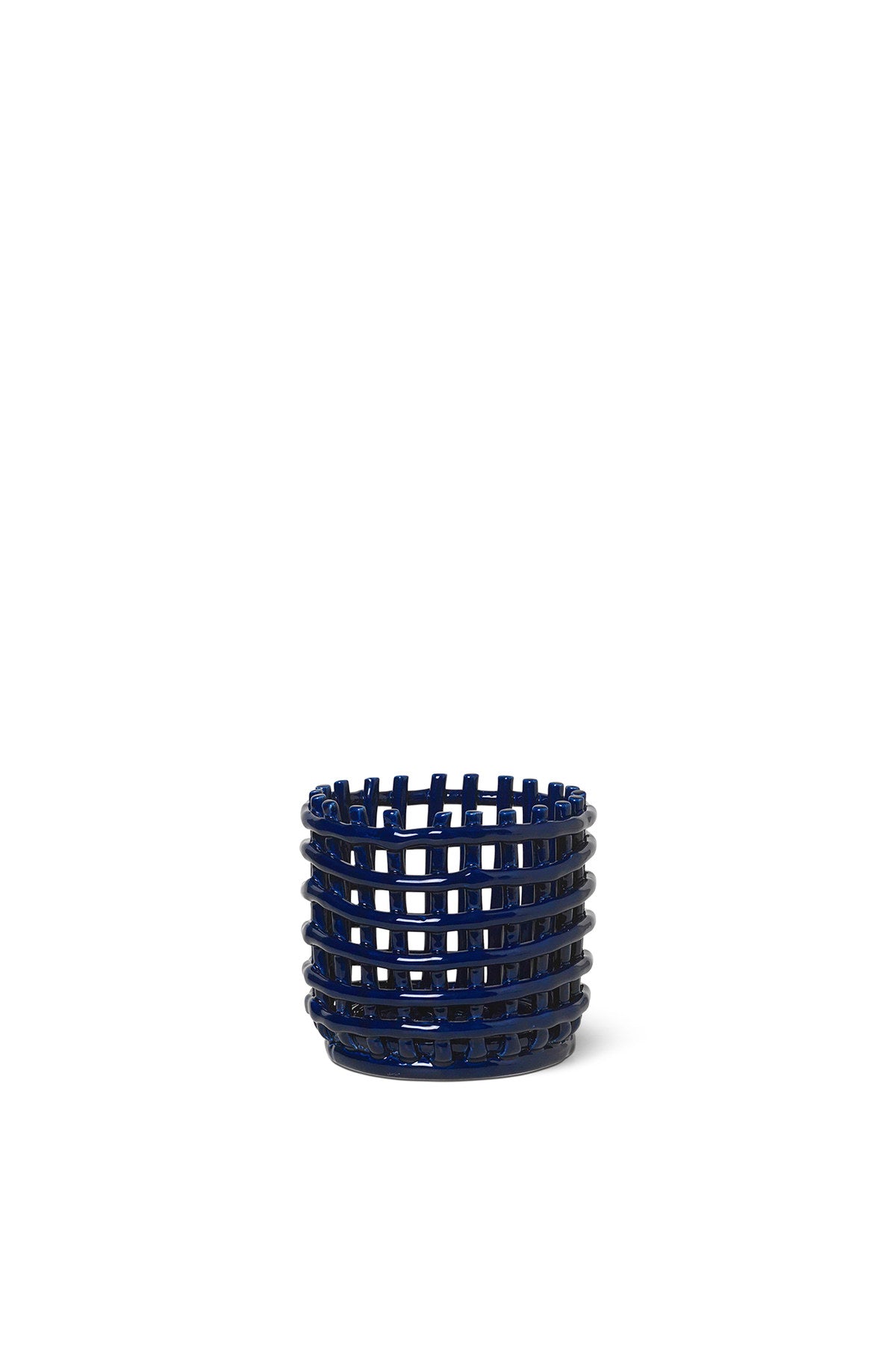 Braided geflechteter Korb klein in Blau präsentiert im Onlineshop von KAQTU Design AG. Aufbewährungskörbe ist von Ferm Living