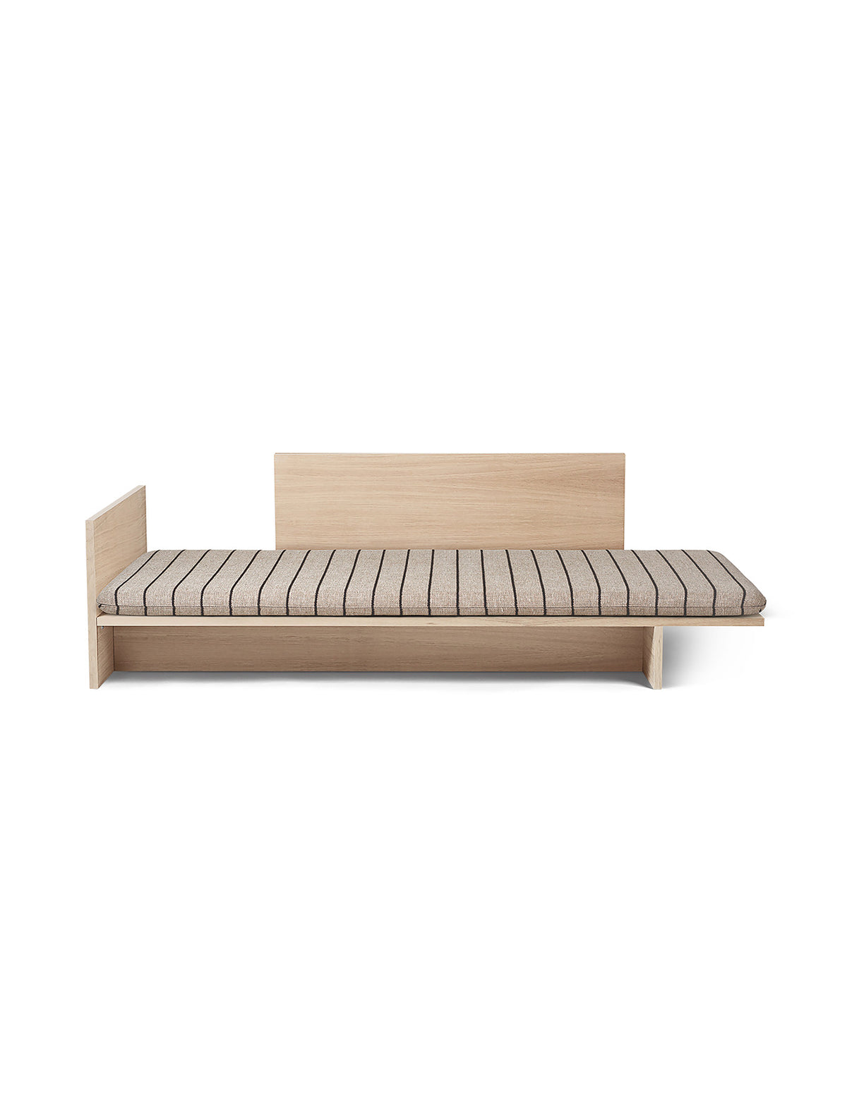 Kona Daybed von Ferm Living aus lackiertem Eichenfurnier in Hellbraun, mit niedrigem Kopfende und erhöhtem Rückteil, Masse 207x97x65 cm.