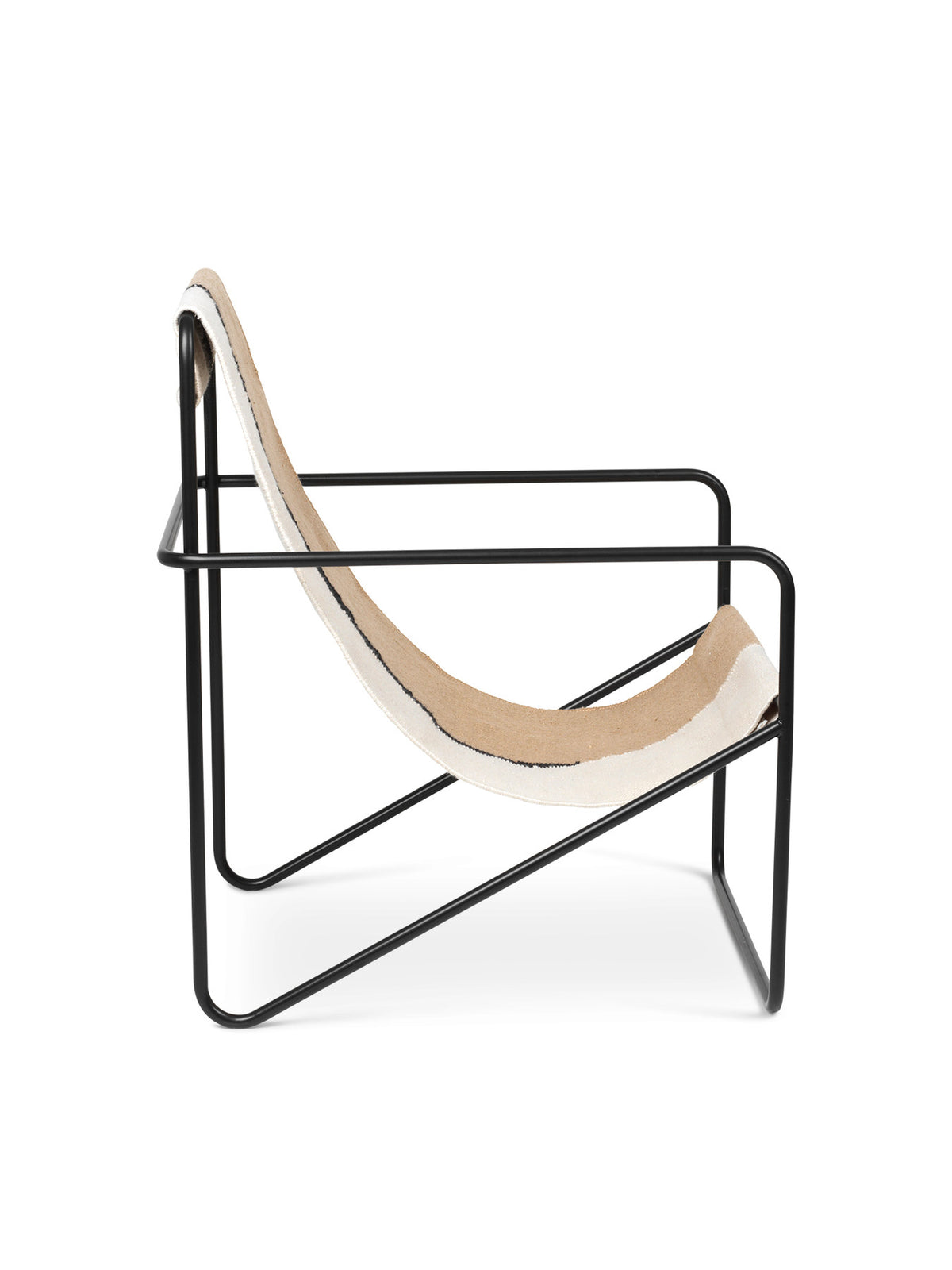 Desert Loungestuhl in Schwarz/Soil präsentiert im Onlineshop von KAQTU Design AG. Outdoor-Sessel mit Armlehnen ist von Ferm Living