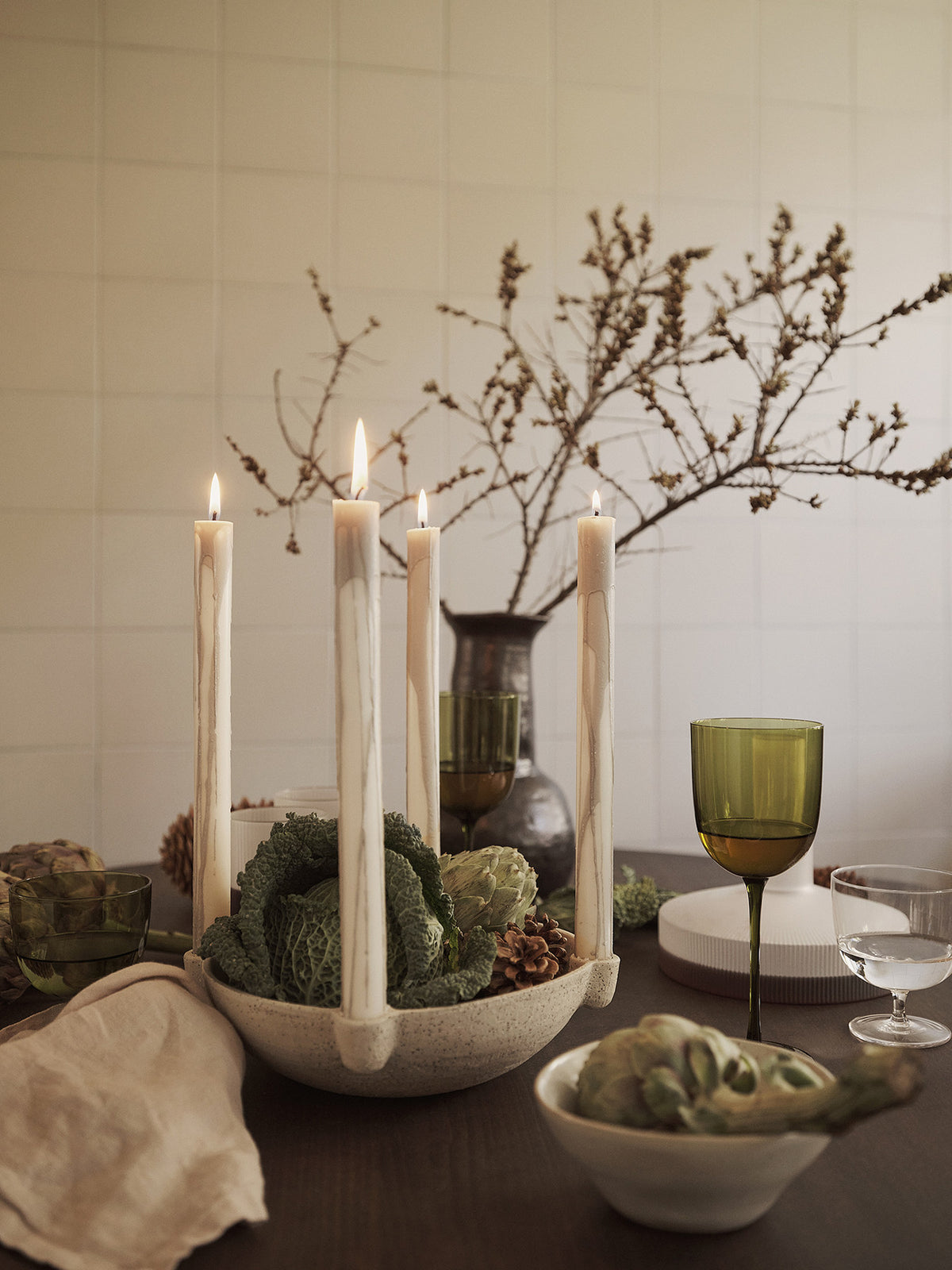 Bowl Kerzenhalter in Hellgrau präsentiert im Onlineshop von KAQTU Design AG. Kerzenständer ist von Ferm Living