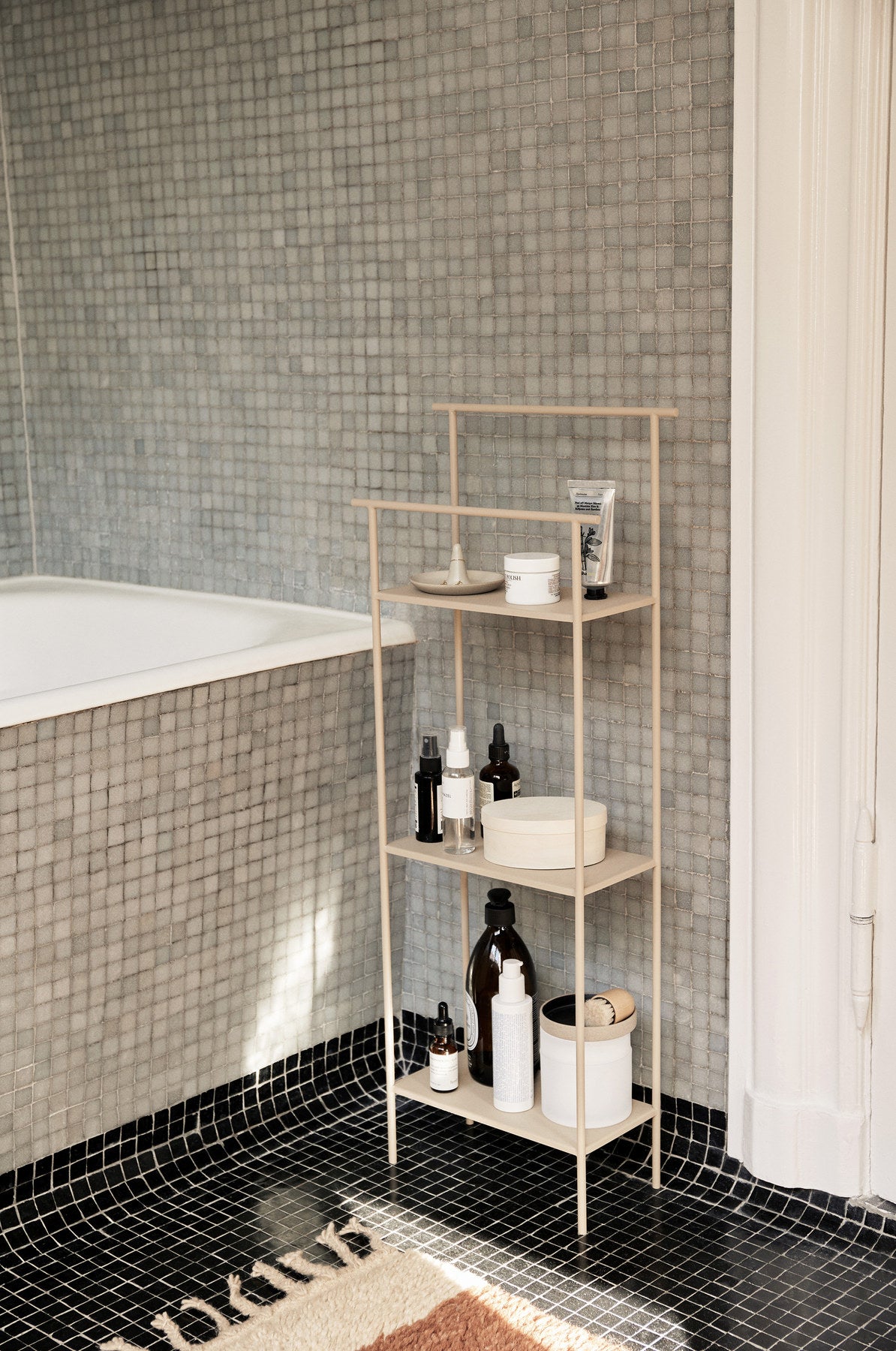 Dora Regal in Kaschmir präsentiert im Onlineshop von KAQTU Design AG. Standregal ist von Ferm Living