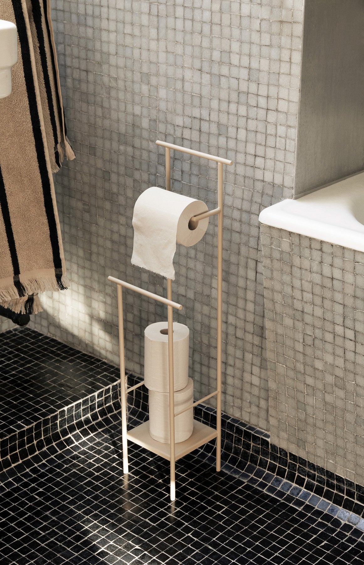 Dora Toilettenpapierständer in Kaschmir präsentiert im Onlineshop von KAQTU Design AG. Toilettenpapierhalter ist von Ferm Living