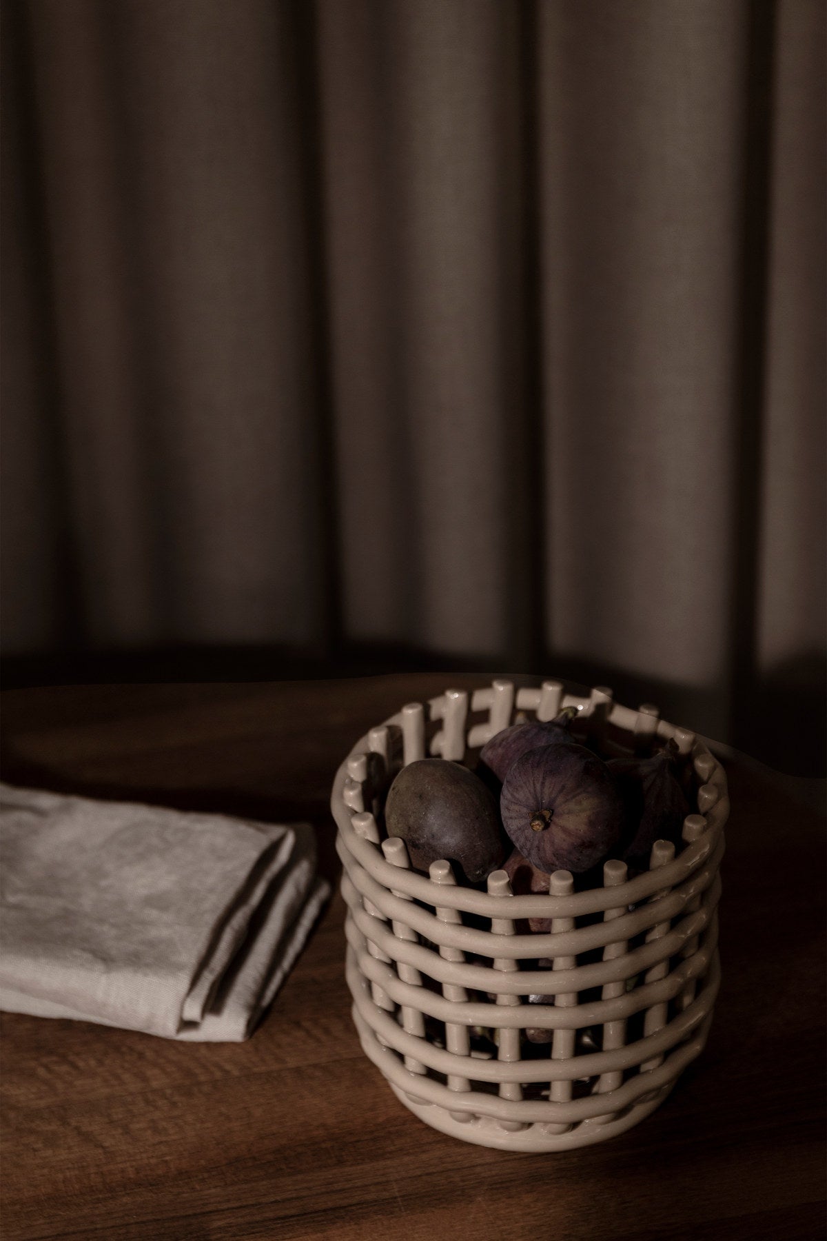 Braided geflechteter Korb klein in Kaschmir präsentiert im Onlineshop von KAQTU Design AG. Aufbewährungskörbe ist von Ferm Living