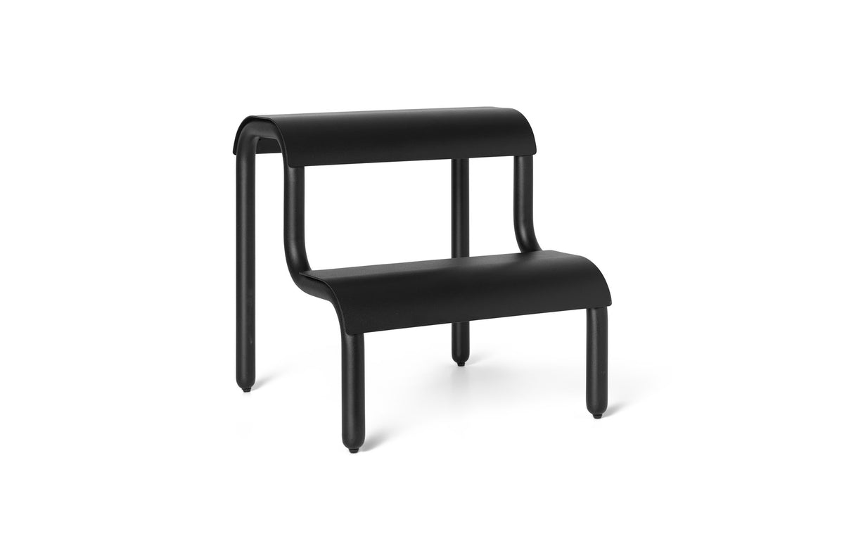 Up Step Hocker in Schwarz präsentiert im Onlineshop von KAQTU Design AG. Hocker ist von Ferm Living