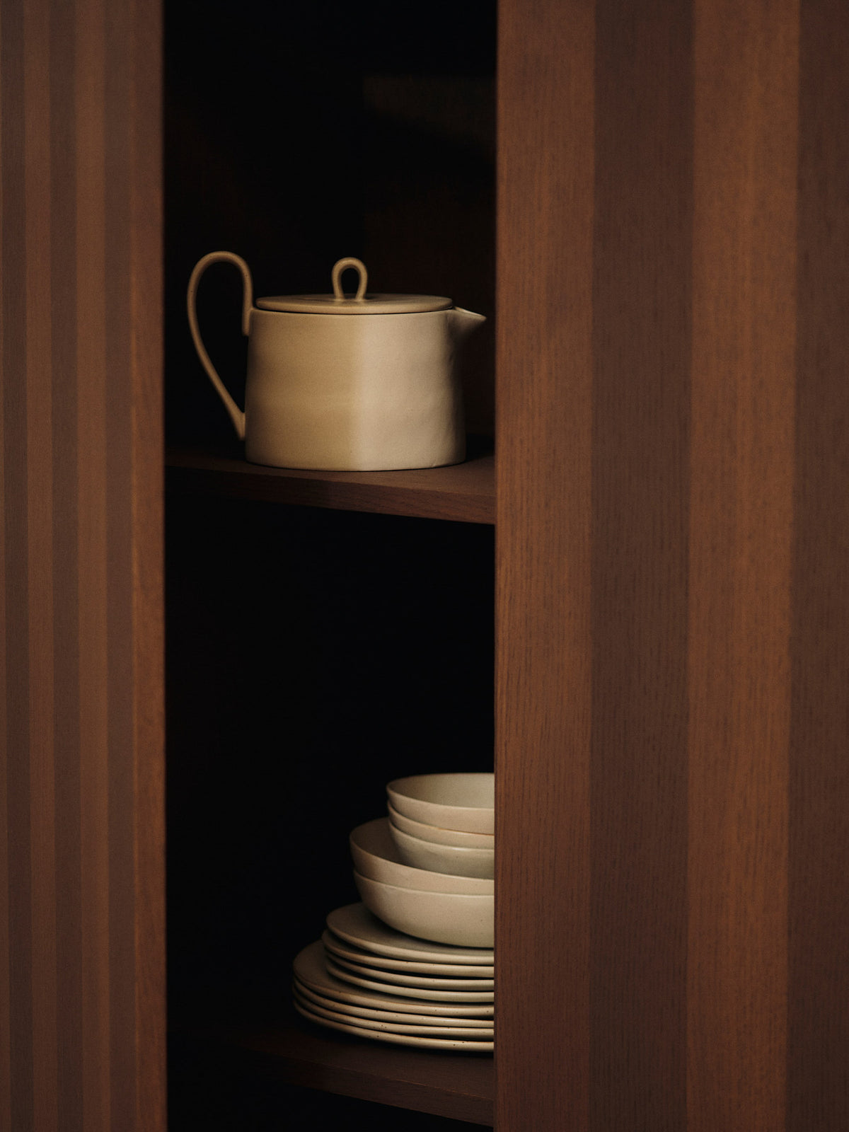 Flow Schale von Ferm Living aus glasiertem Porzellan in Off-White, runde Form mit matter Glasuroberfläche, erhältlich in mehreren Grössen und Farben.