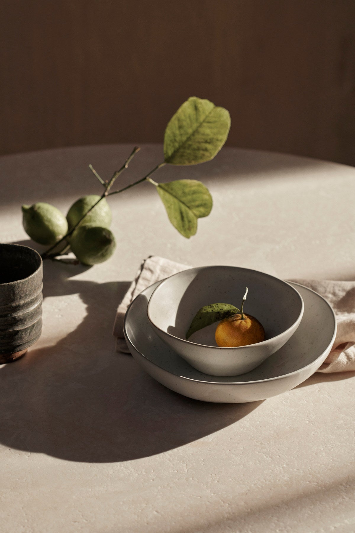 Flow Schale von Ferm Living aus glasiertem Porzellan in Off-White, runde Form mit matter Glasuroberfläche, erhältlich in mehreren Grössen und Farben.