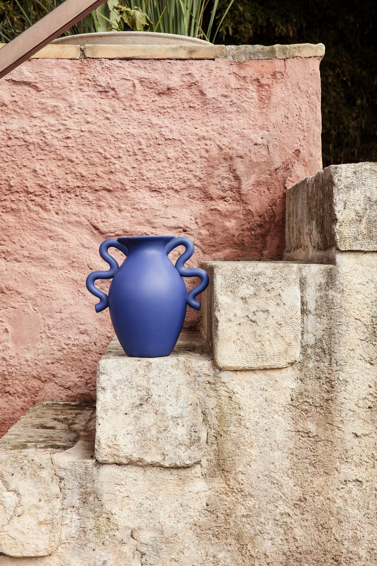 Verso Vase in Blau präsentiert im Onlineshop von KAQTU Design AG. Vase ist von Ferm Living