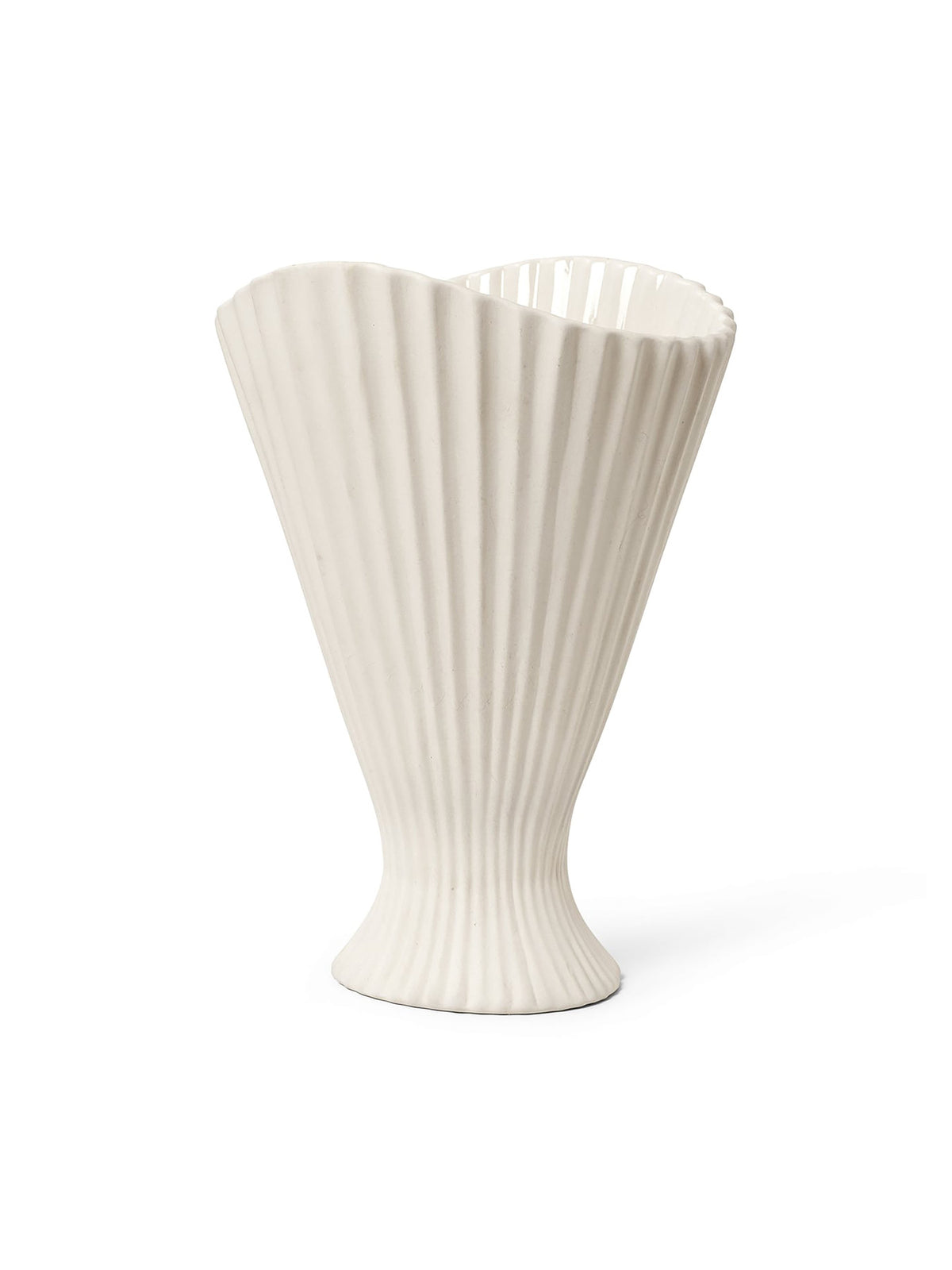 Fountain Vase von Ferm Living aus Steingut in Off-White, aussen matt und unglasiert, innen glasiert, mit gefältelter, geschwungener Form.