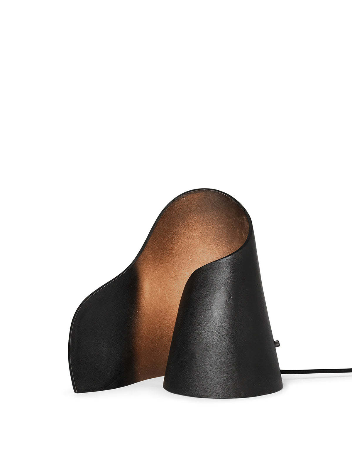 Oyster Tischleuchte in Schwarz präsentiert im Onlineshop von KAQTU Design AG. Tischleuchte ist von Ferm Living
