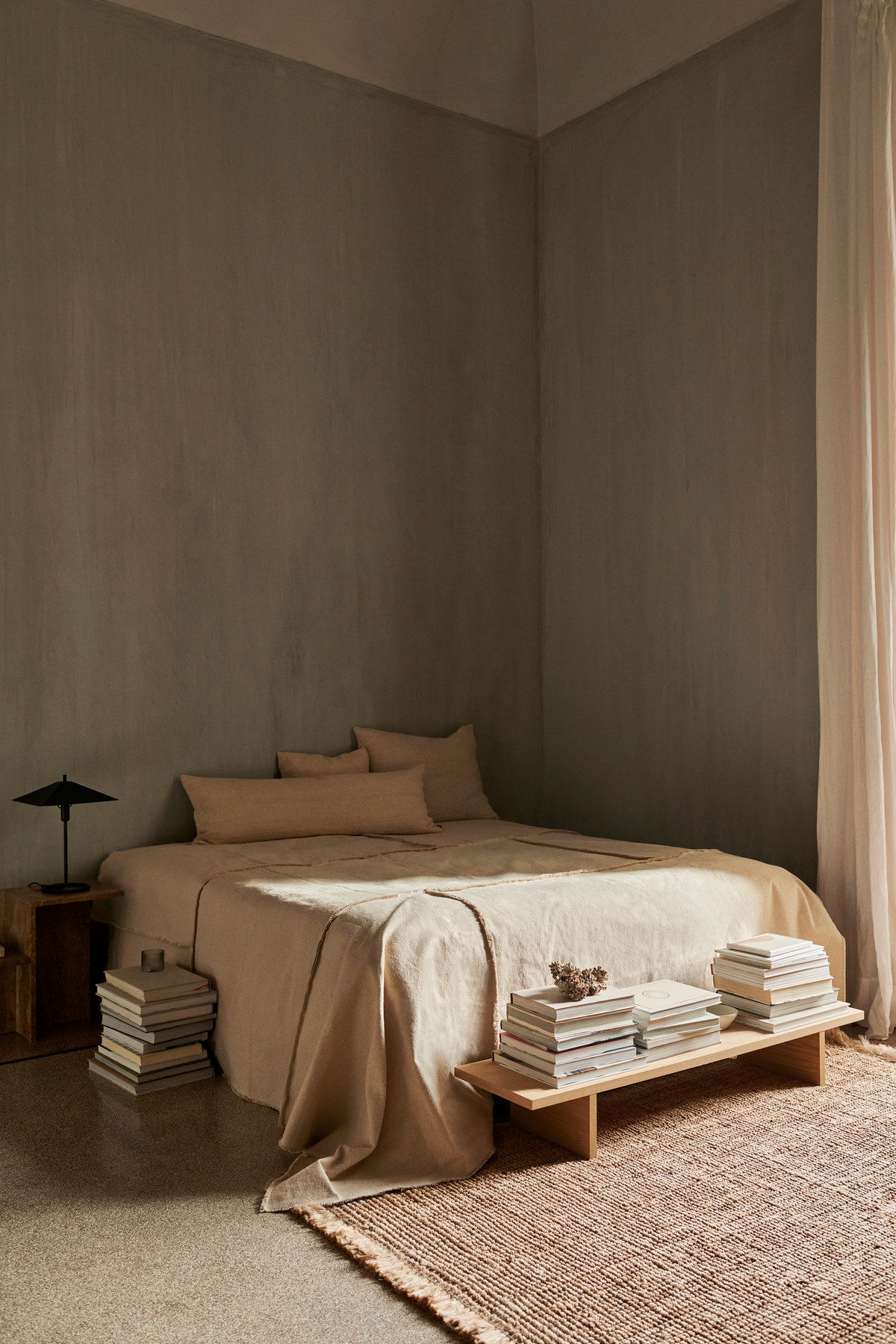 Grauer Kona Vitrinentisch von Ferm Living aus Kiefernfurnier mit MDP-Kern, rechteckige Form, klare Linien, als Beistelltisch für Deko und Bücher.