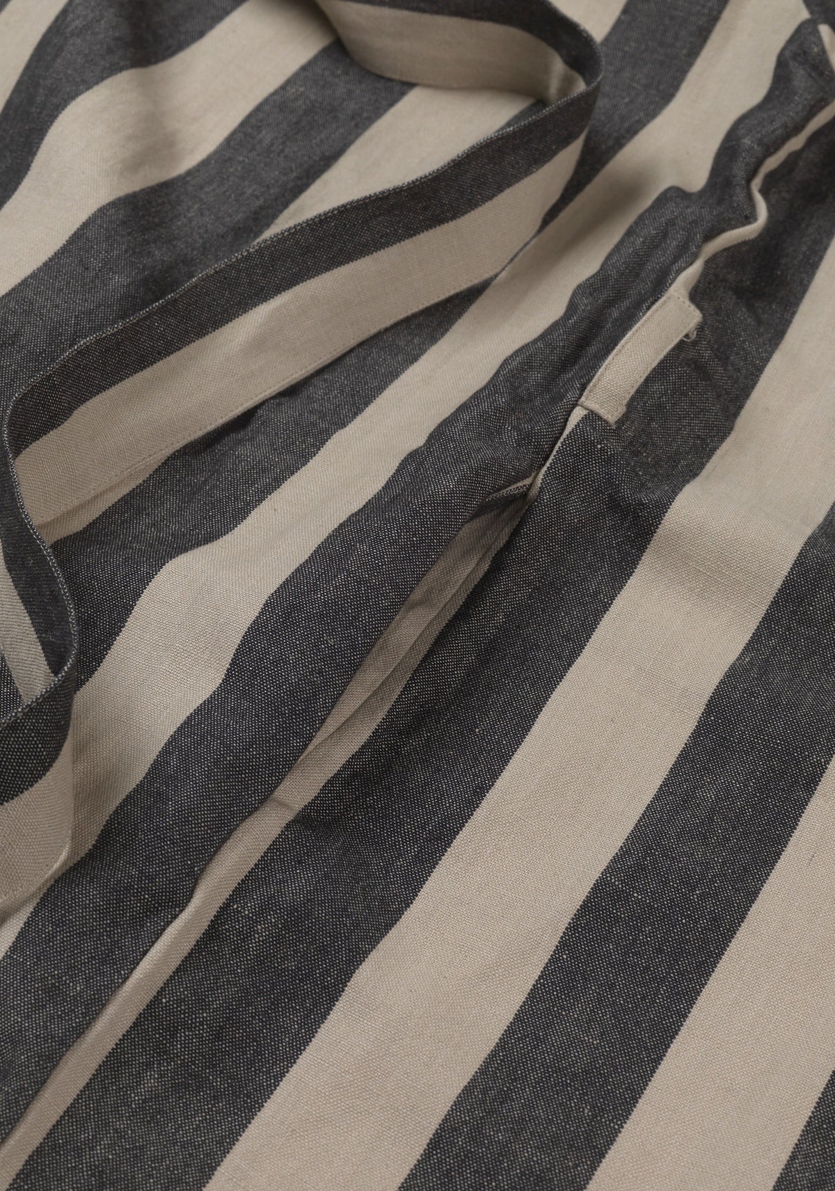 Field Bademantel in Sand / Schwarz präsentiert im Onlineshop von KAQTU Design AG. Bademantel ist von Ferm Living