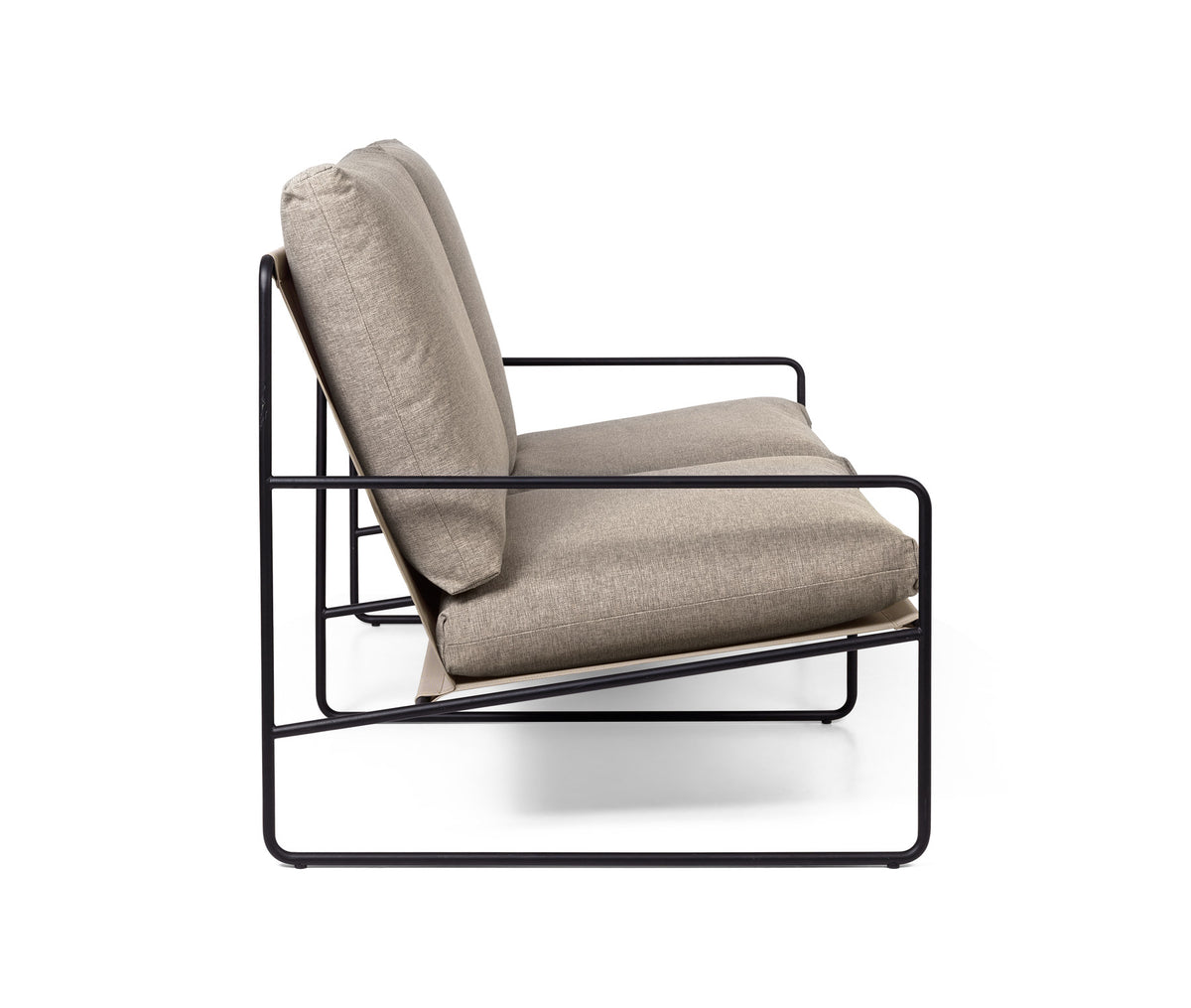 Desert 2-Sitzer - Dolce von Ferm Living: Outdoor-Sessel mit Armlehnen, Gestell aus Stahl, Sitzfläche aus Vinyl-Polyester-Gewebe in dunklem Sand.