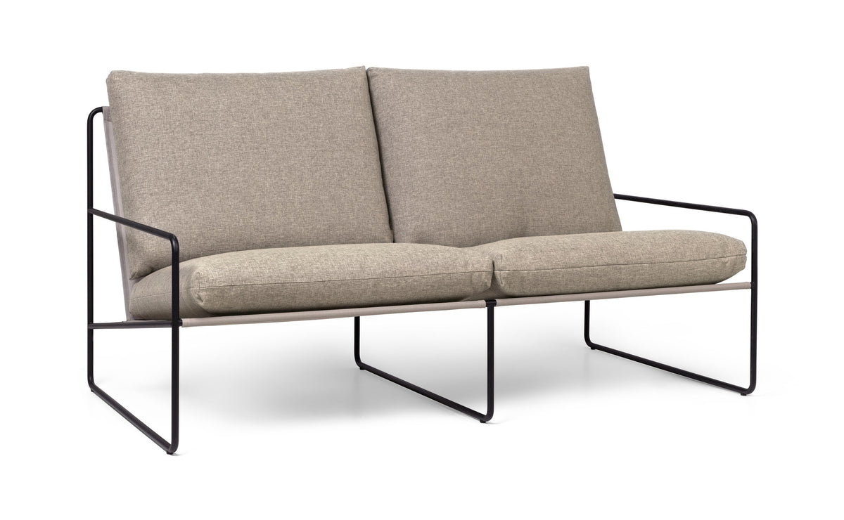 Desert 2-Sitzer - Dolce von Ferm Living: Outdoor-Sessel mit Armlehnen, Gestell aus Stahl, Sitzfläche aus Vinyl-Polyester-Gewebe in dunklem Sand.