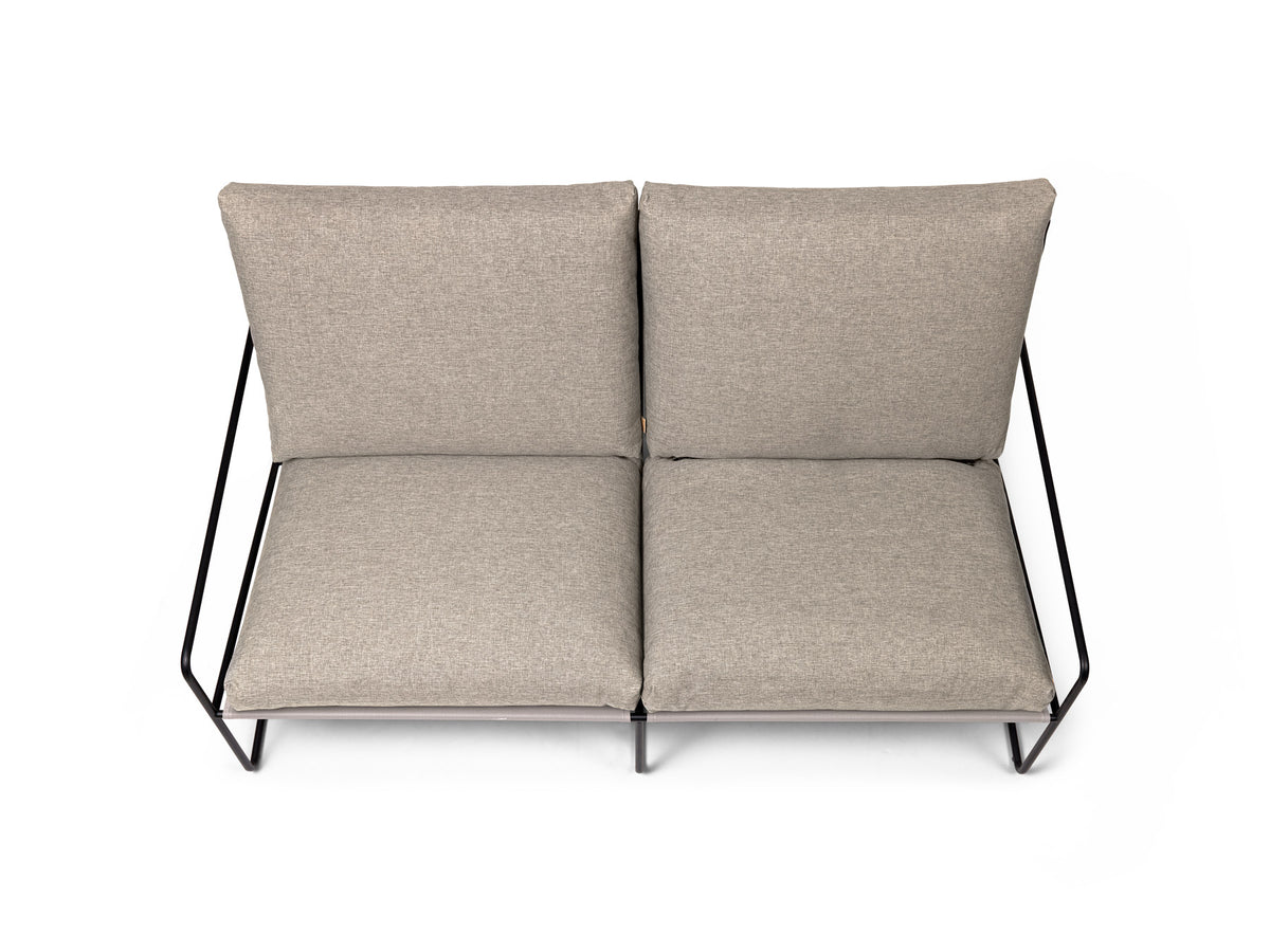 Desert 2-Sitzer - Dolce von Ferm Living: Outdoor-Sessel mit Armlehnen, Gestell aus Stahl, Sitzfläche aus Vinyl-Polyester-Gewebe in dunklem Sand.