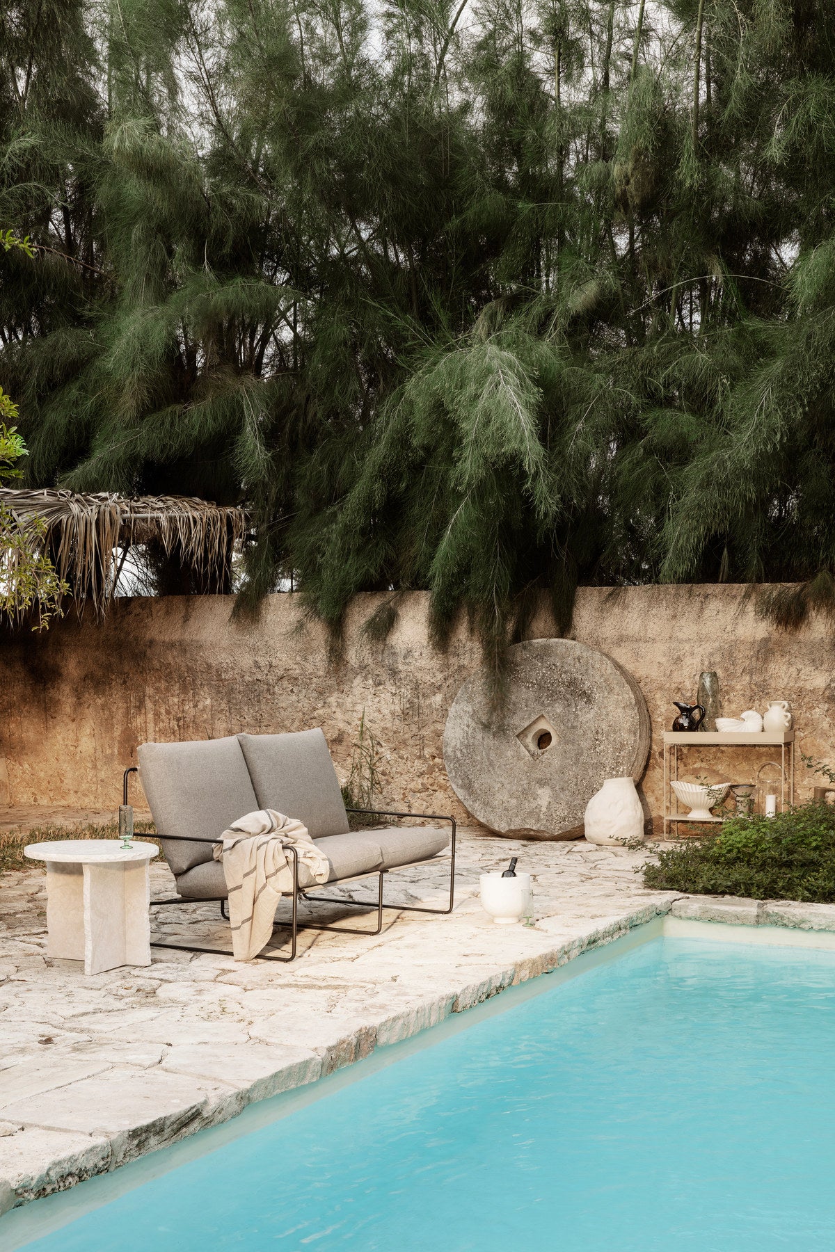 Desert 2-Sitzer - Dolce von Ferm Living: Outdoor-Sessel mit Armlehnen, Gestell aus Stahl, Sitzfläche aus Vinyl-Polyester-Gewebe in dunklem Sand.