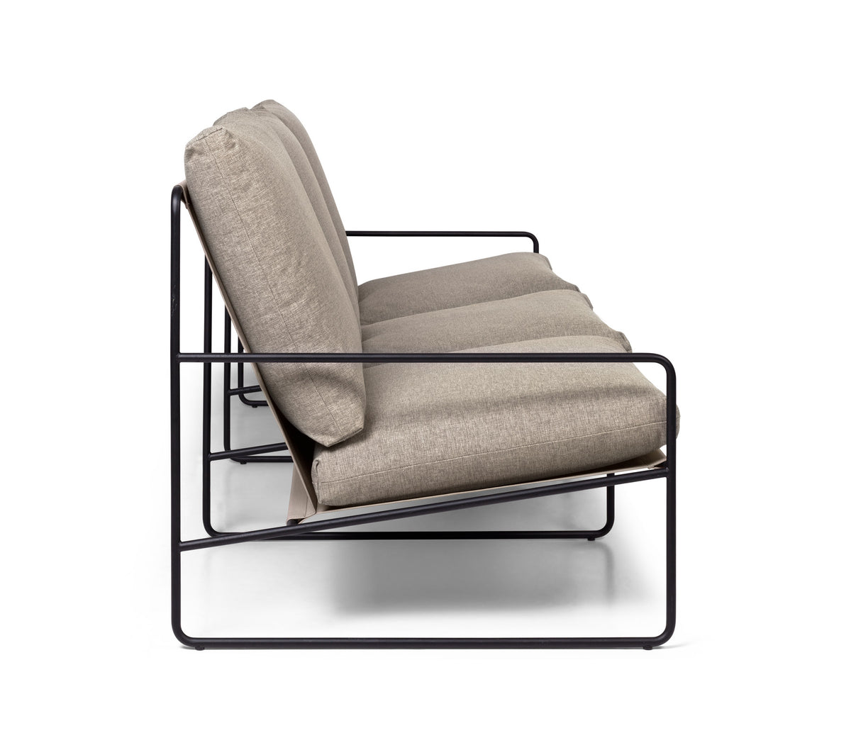 Outdoor-Sessel Desert 3-Sitzer - Dolce von Ferm Living mit Armlehnen, Rahmen aus pulverbeschichtetem Stahl und Textilbezug in Dunkeler Sand.