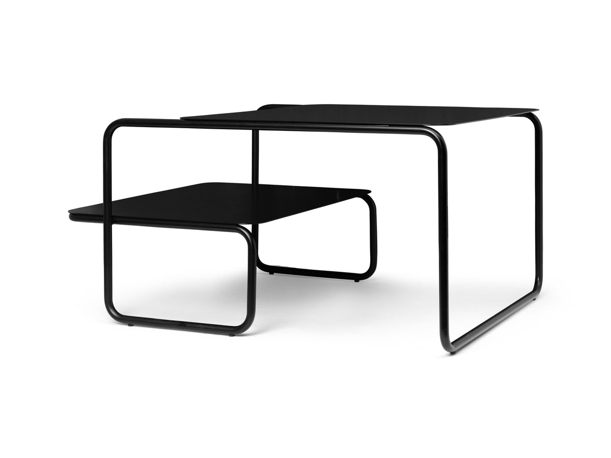 Level Couchtisch von Ferm Living aus pulverbeschichtetem Stahl in Schwarz, asymmetrisches Gestell mit zwei Ablageebenen, für innen und aussen.