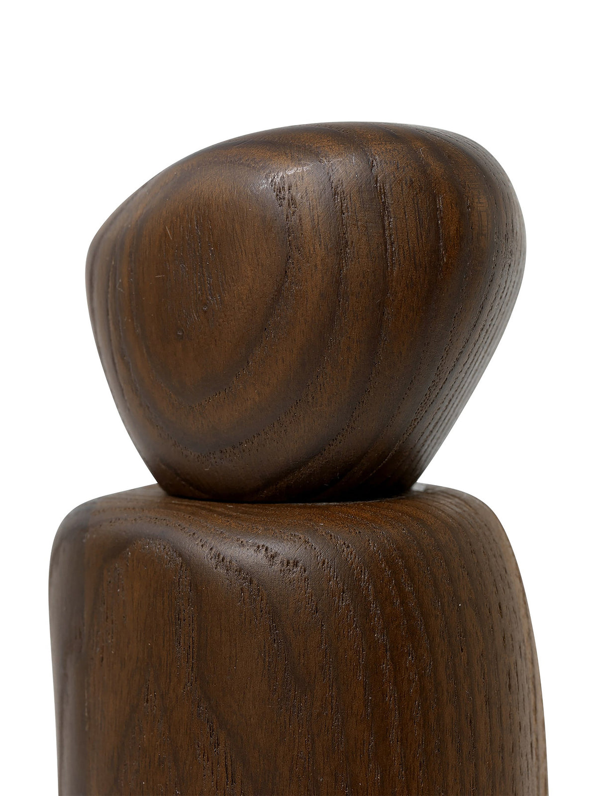 Kiesel-Mühle von Ferm Living in Dunkelbraun, FSC-zertifiziertes Eschenholz mit karbonisierter Oberfläche, kieselähnliche skulpturale Form auf hellem Hintergrund.