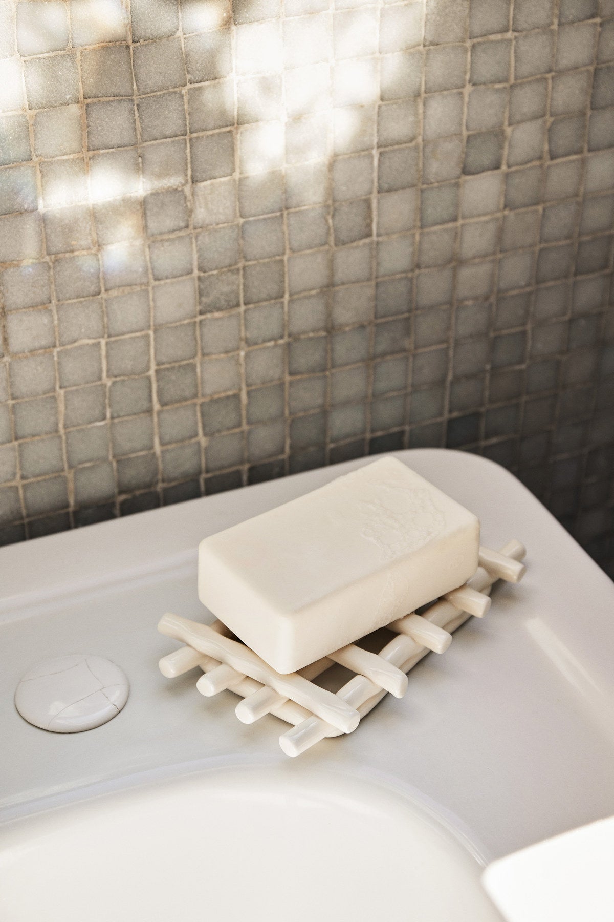 Ceramic Seifenschale in Off-White präsentiert im Onlineshop von KAQTU Design AG. Badzubehör ist von Ferm Living