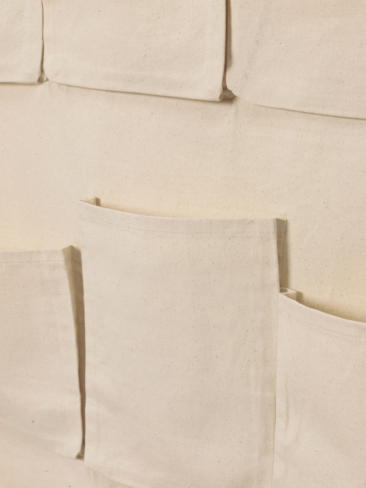 Canvas Wandtasche XL in Off-White präsentiert im Onlineshop von KAQTU Design AG. Pinnwand ist von Ferm Living