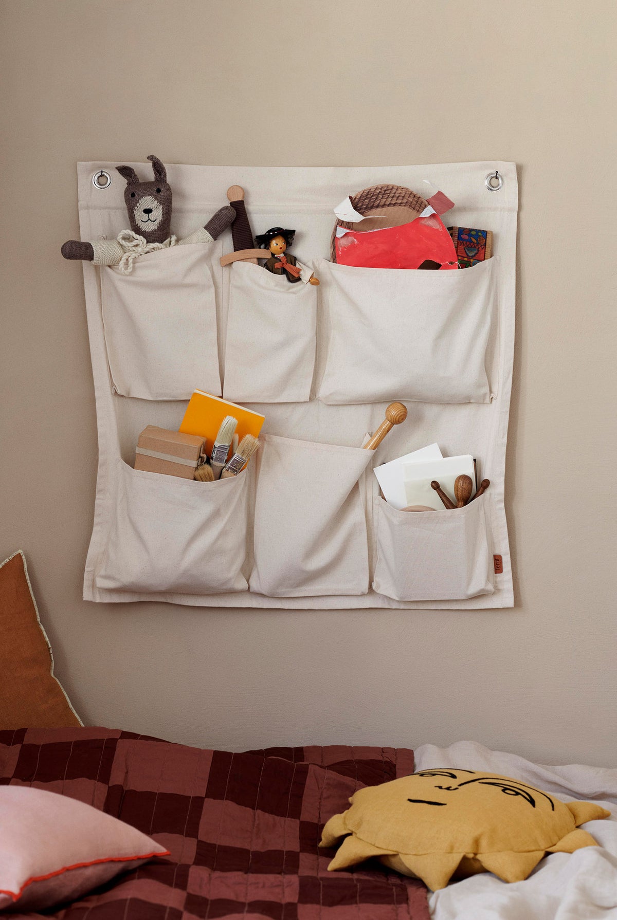 Canvas Wandtasche in Off-White präsentiert im Onlineshop von KAQTU Design AG. Wanddeko ist von Ferm Living