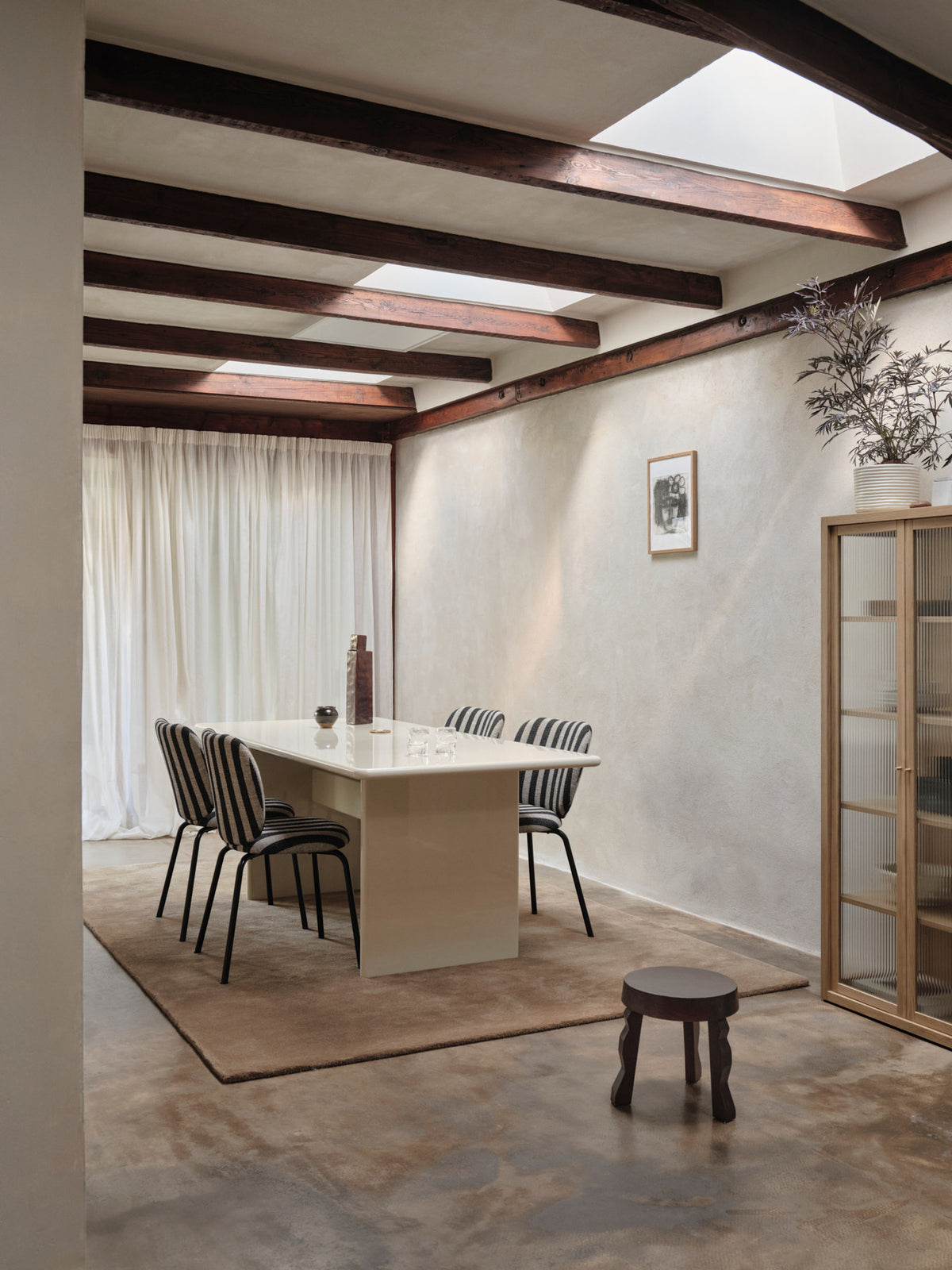 Rink Esstisch - Klein von Ferm Living in Weissgelb, hochglänzend lackiertes FSC™-MDF, archetypische Form mit abgerundeten Kanten, 200x90 cm