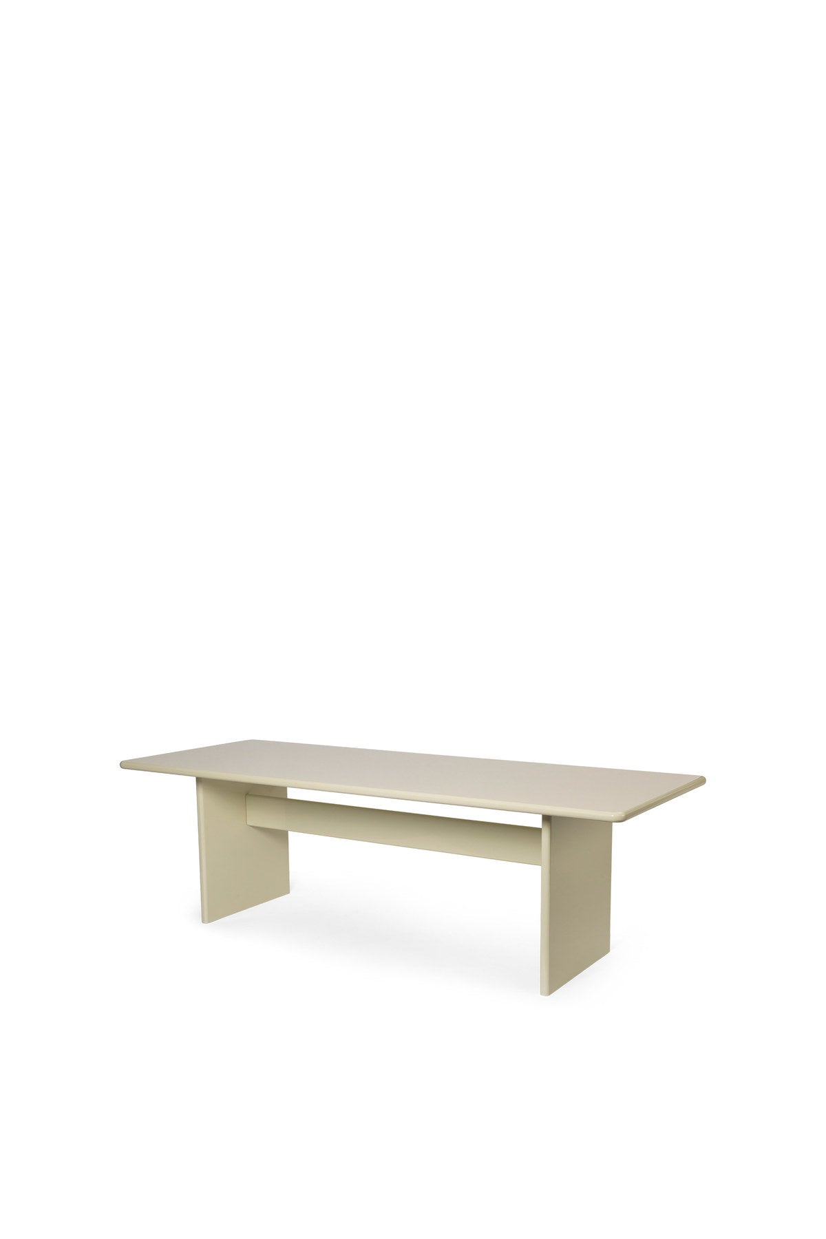 Esstisch Rink Gross von Ferm Living in Weissgelb, hochglänzend lackiert, MDF-Kern, mit weichen abgerundeten Kanten und klarer Tischform.