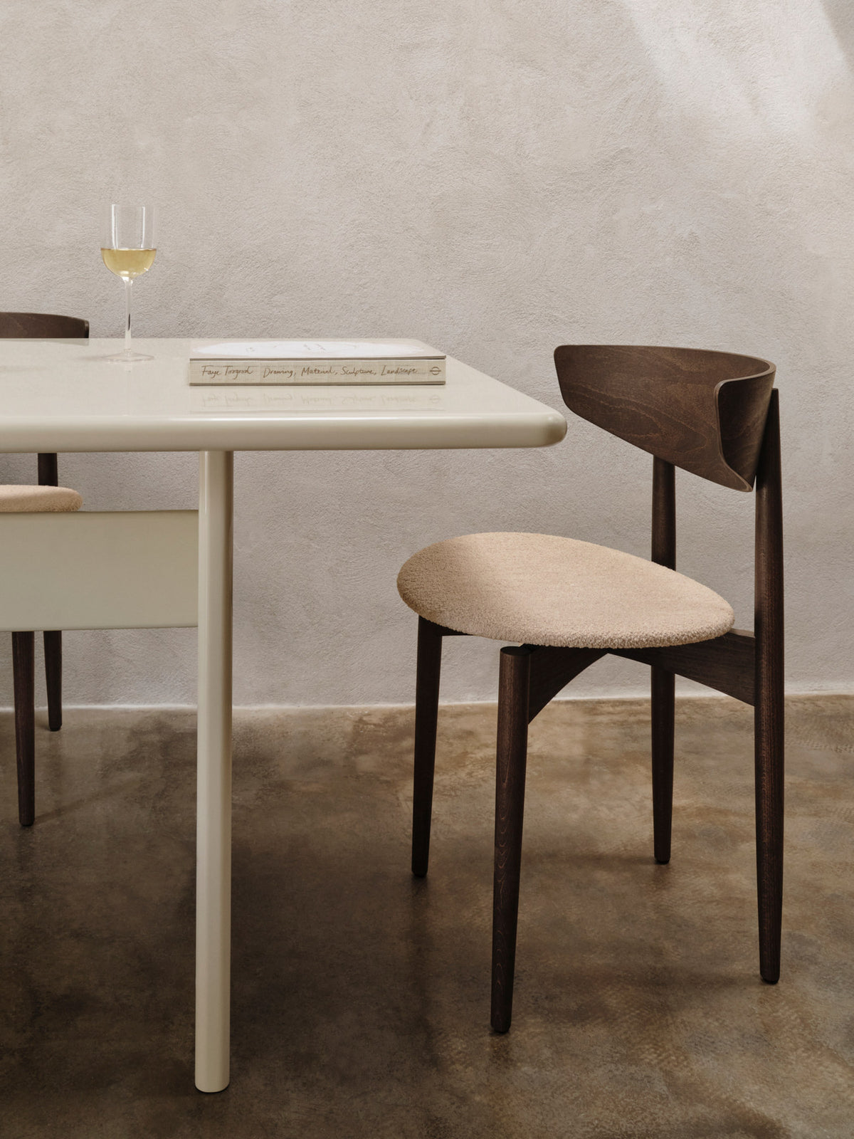 Esstisch Rink Gross von Ferm Living in Weissgelb, hochglänzend lackiert, MDF-Kern, mit weichen abgerundeten Kanten und klarer Tischform.